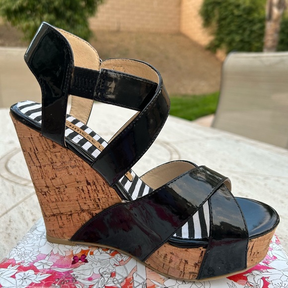 ✨NEW✨Black Patent Leather Wedge Sandals Size 6.5 from Victoria’s Secret - Picture 10 of 15